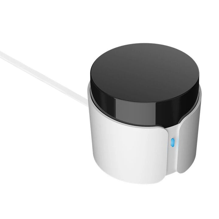 Dispositivo BroadLink RM4C Pro compatible con Alexa y Google Assistant, permite manejar más de 50,000 dispositivos domésticos por WiFi.