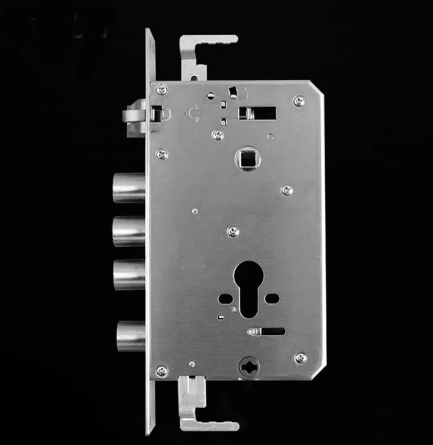 Mortise 6068 compatible con cerraduras de seguridad, asegurando una instalación robusta y confiable en puertas de madera o metal. Cerradura mortise 6068 redondo en acero inoxidable, ideal para reforzar la protección de accesos residenciales y comerciales.