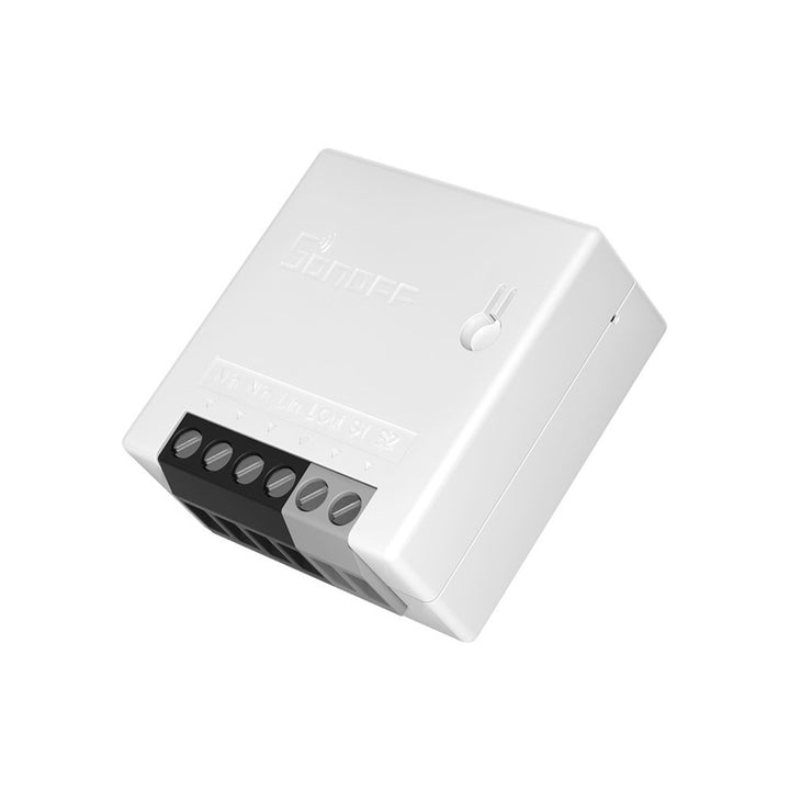 Relé compacto SONOFF MiniR2 para modernizar interruptores convencionales.